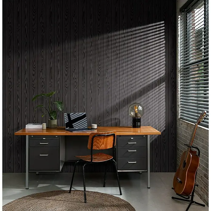 Rasch Factory V Vliestapete Holz - Anthrazit, Holzoptik, 10,05 x 0,53 m - Ein geräumiger Schreibtisch mit viel Stauraum und einem modernen Design. Er bietet eine komfortable Arbeitsfläche und ist ideal für Büro oder Homeoffice.