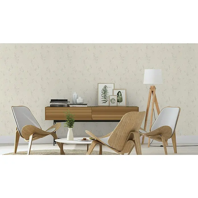 Rasch Color your life Vliestapete Uni-Struktur - Sand, Steinoptik, 10,05 x 0,53 m - Elegantes Interieur mit zwei Schalenstühlen aus hellem Holz, einem stilvollen Sideboard und einer Stehlampe vor einer dezent gemusterten Wand.