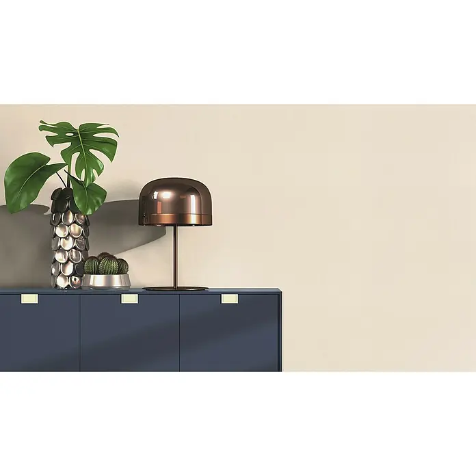 Rasch Wall Textures VI Vliestapete Leinen-Uni - Hellbeige, Uni, 10,05 x 0,53 m - Dekorative Kommode mit modischer Lampe, Vase und Kaktus als elegante Inneneinrichtung für ein stilvolles Zuhause.