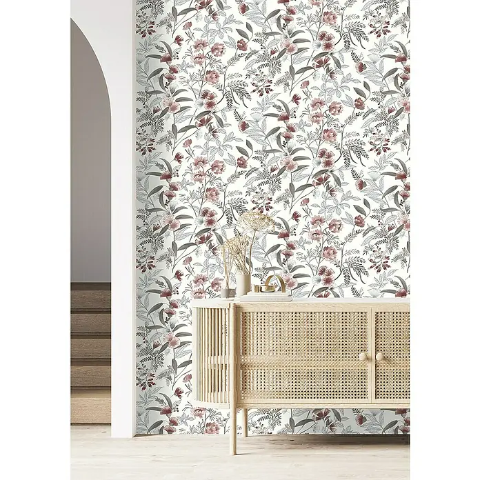 Rasch Symphony Vliestapete Blumen - Dunkelrot, Floral, 10,05 x 0,53 m - Wohnraum mit weißer Wandtapete mit Blumenmuster und einer Kommode aus hellem Holz.