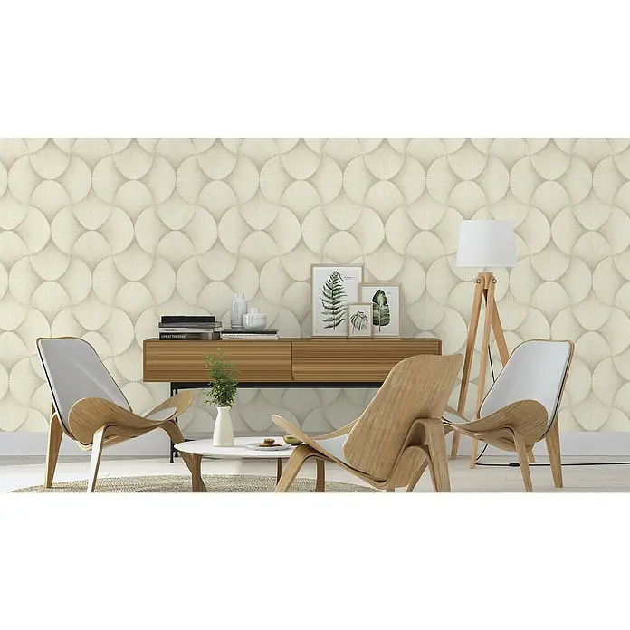 Rasch Sky Lounge Vliestapete Grafik groß - Perlmutt, Grafisch, 10,05 x 0,53 m - Einrichtungsidee mit einer beigen Tapete mit Kreismuster, Möbeln aus hellem Holz und Dekorationselementen für ein stilvolles Ambiente.
