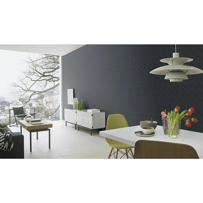 Rasch Sky Lounge Vliestapete Graphik - Nachtblau, Grafisch, 10,05 x 0,53 m - Helles und modernes Esszimmer mit Blick nach draußen, mit Pendelleuchte, Tisch, Stühlen, Kommode und Wohnaccessoires.