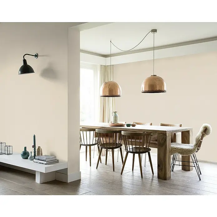 Rasch Color your life Vliestapete Struktur-Uni - Hellbeige, Uni, 10,05 x 0,53 m - Ein stilvolles Esszimmer mit einem Holztisch, Kupferleuchten und bequemen Stühlen lädt zum Verweilen ein. Die Wandleuchte setzt einen zusätzlichen Akzent.