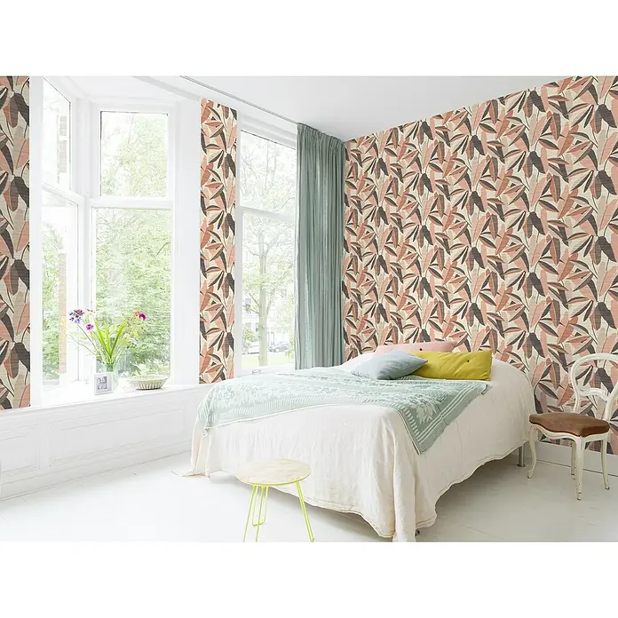 Rasch Symphony Vliestapete Blätter stilisiert - Dunkelorange, Floral, 10,05 x 0,53 m - Schlafzimmer mit gemusterter Tapete und weißen Möbeln. Das florale Design der Tapete verleiht dem Raum eine besondere Note.