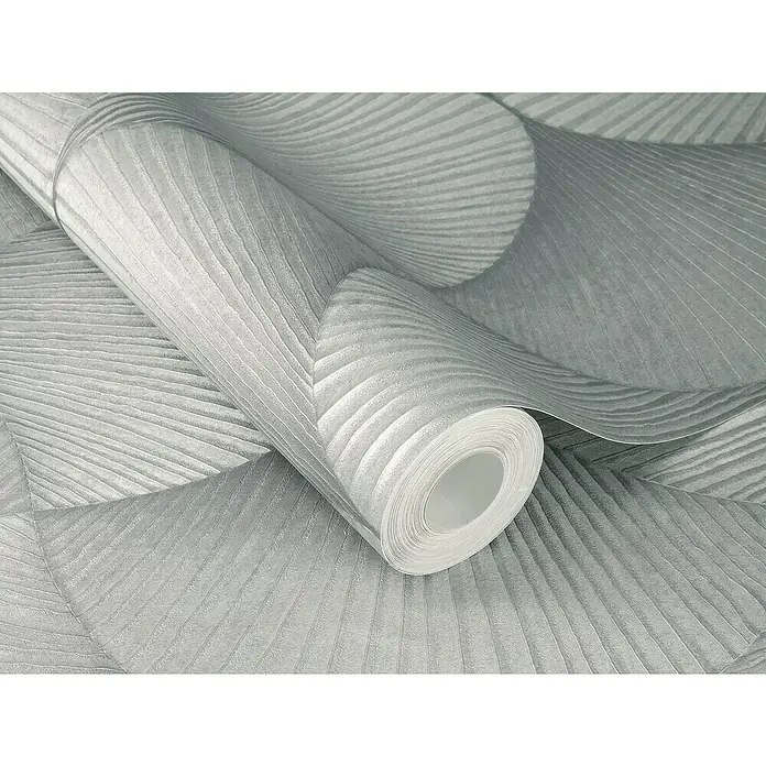Rasch Sky Lounge Vliestapete Grafik groß - Silbergrau, Grafisch, 10,05 x 0,53 m - Nahaufnahme einer Rolle silberner Tapete mit einem linearen, gefächerten Muster, das Eleganz und Textur in der Raumgestaltung verspricht.