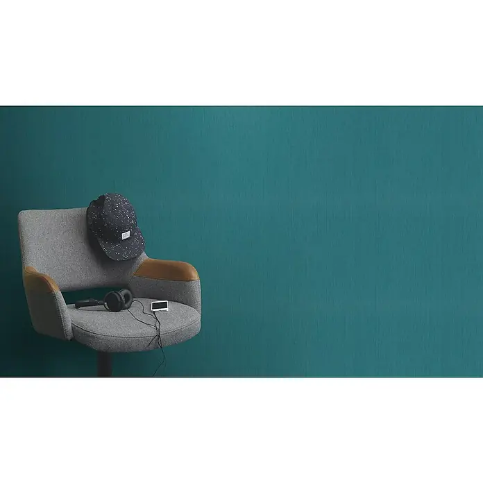 Rasch Wall Textures VI Vliestapete Struktur-Uni - Dunkelblau, Uni, 10,05 x 0,53 m - Grauer Stuhl mit Kopfhörern, Mütze und Musikplayer vor einem türkisfarbenen Hintergrund. Stilvolle Entspannung für Musikliebhaber.