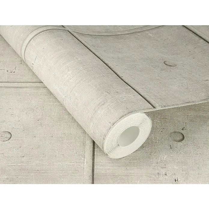 Rasch Factory V Vliestapete Zementfliese - Greige, Steinoptik, 10,05 x 0,53 m - Nahaufnahme einer Rolle grauer Beton-Tapete, die ausgerollt ist und die Textur und das Muster des Designs zeigt.