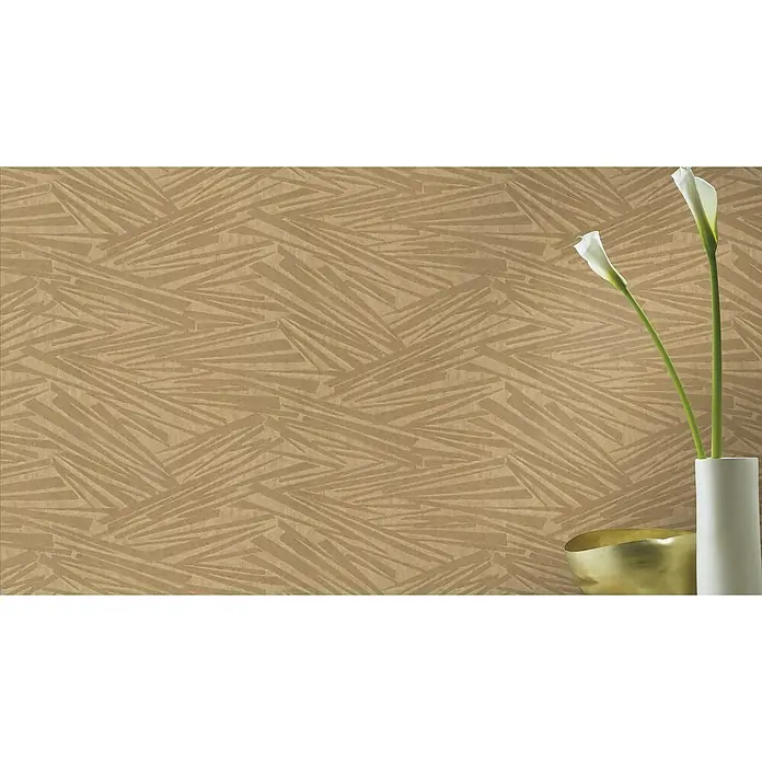Rasch Sky Lounge Vliestapete Mikado - Gold, Grafisch, 10,05 x 0,53 m - Nahaufnahme der strukturierten, goldfarbenen Tapete mit abstrakten Formen, ergänzt durch eine elegante weiße Vase mit Blumen und einer goldenen Schale.