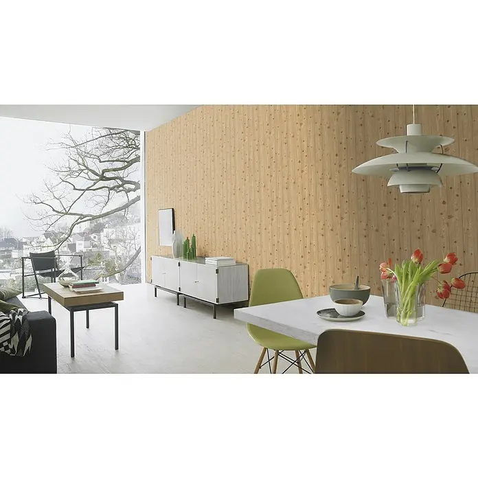 Rasch Symphony Vliestapete Industrial Holz - Naturbraun, Holzoptik, 10,05 x 0,53 m - Helles Interieur mit Holzpaneelwand, weißer Anrichte und Essbereich mit Tulpen, beleuchtet von einer Designer-Lampe.