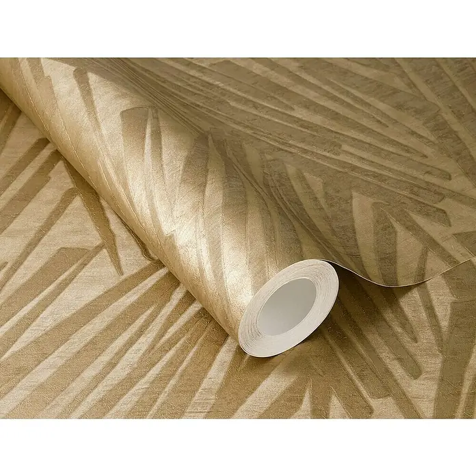 Rasch Sky Lounge Vliestapete Mikado - Gold, Grafisch, 10,05 x 0,53 m - Ein aufgerolltes Stück goldfarbene Tapete mit einem stilisierten Blattmuster, das eine elegante und moderne Wandgestaltung ermöglicht.