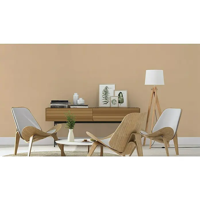Rasch African Queen III Vliestapete Lederoptik - Mittelbeige, Uni, 10,05 x 0,53 m - Wohnzimmer-Szene mit zwei stilvollen Holzstühlen, einem Sideboard und einer Stehlampe, die eine gemütliche Atmosphäre schaffen.