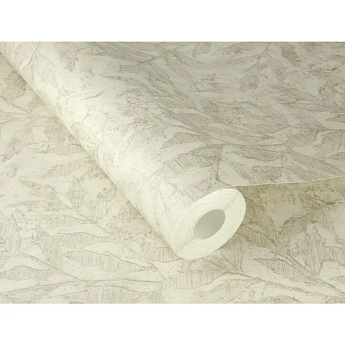 Rasch Factory V Vliestapete Blätter - Creme dunkel, Floral, 10,05 x 0,53 m - Eine Rolle graue Tapete mit einem Blattmuster liegt aufgerollt da und zeigt das feine Design und die Textur des Materials.