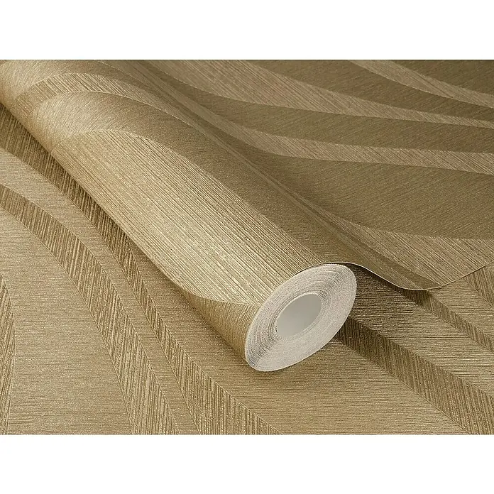 Rasch Sky Lounge Vliestapete Wellen - Gold, Wellen, 10,05 x 0,53 m - Detailaufnahme einer Rolle goldfarbener, strukturierter Vliestapete mit geometrischem Muster, die eine warme und elegante Atmosphäre schafft.