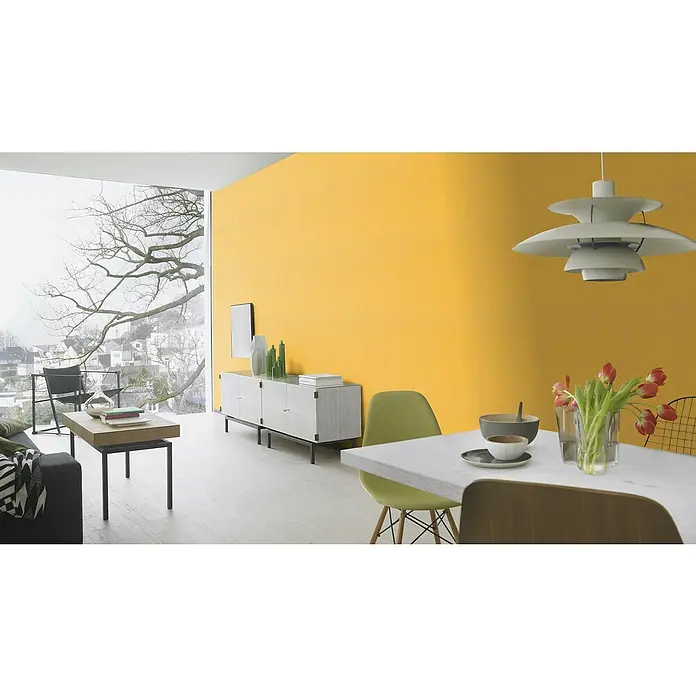 Rasch Wall Textures VI Vliestapete Struktur-Uni - Ocker, Uni, 10,05 x 0,53 m - Wohnzimmer mit einem skandinavisch inspirierten Sideboard, das sich perfekt in moderne und minimalistische Einrichtungen einfügt.