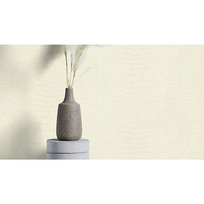 Rasch African Queen III Vliestapete Krokodilleder - Cremeweiß, Lederoptik, 10,05 x 0,53 m - Eine elegante Vase mit floralen Elementen, die auf einem stilvollen Sockel steht, vor einem Hintergrund mit einem raffinierten Reptilienmuster.