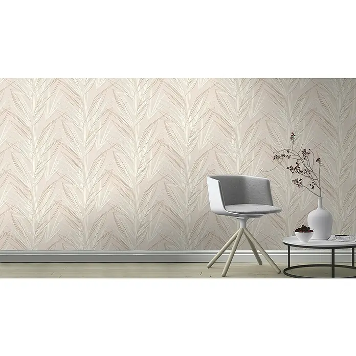 Rasch Welcome home Vliestapete Gräser - Rosé, Floral, 10,05 x 0,53 m - Nahaufnahme einer Wand mit einer stilvollen, floralen Tapete in sanften Beigetönen, die eine elegante und ruhige Atmosphäre schafft.