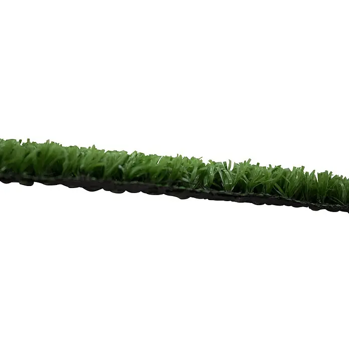 Césped artificial Fidji - 5 x 2 m, Altura del pelo: 7 mm, 60.480 puntadas/m² - Primer plano de un trozo de césped artificial con fibras verdes y base negra, ideal para jardines o campos deportivos.