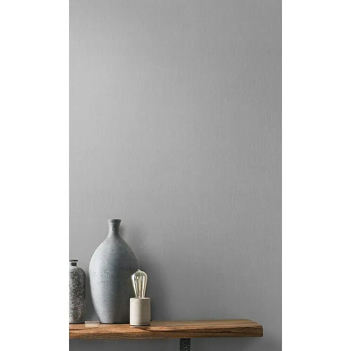 Rasch Color your life Vliestapete Uni-Struktur - Mittelgrau, Uni, 10,05 x 0,53 m - Stillleben mit grauen Vasen und einer Glühbirne auf einem Holzregal, minimalistisches Design.