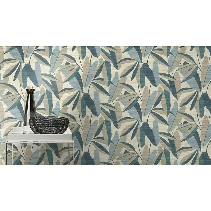 Rasch Symphony Vliestapete Blätter stilisiert - Dunkelblau, Floral, 10,05 x 0,53 m - Elegante Dekoration mit einer schlanken Vase und einer Drahtschale auf einem weißen Tisch vor einem blauen Blättertapetenmuster.