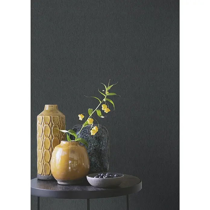 Rasch Sky Lounge Vliestapete Metallic-Uni - Dunkelblaugrau, Uni, 10,05 x 0,53 m - Ein Arrangement aus drei Vasen in Gelb und Grau auf einem kleinen Tisch. Dekorative Elemente und eine elegante Gestaltung für Ihr Zuhause.