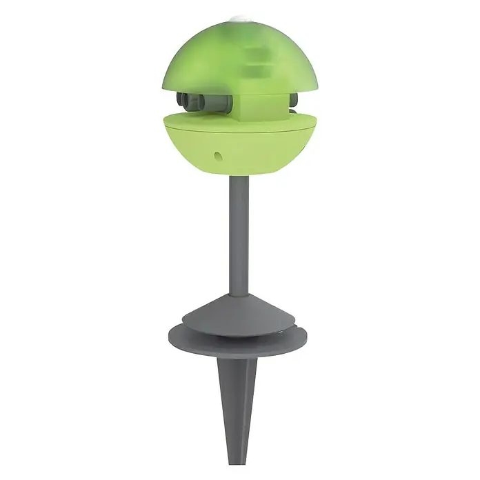 Lutec Conector intermedio bola verde de Sun Connec - 12 W - La imagen muestra un láser de jardín verde con una estaca de tierra para su instalación. El láser está dividido en dos mitades.