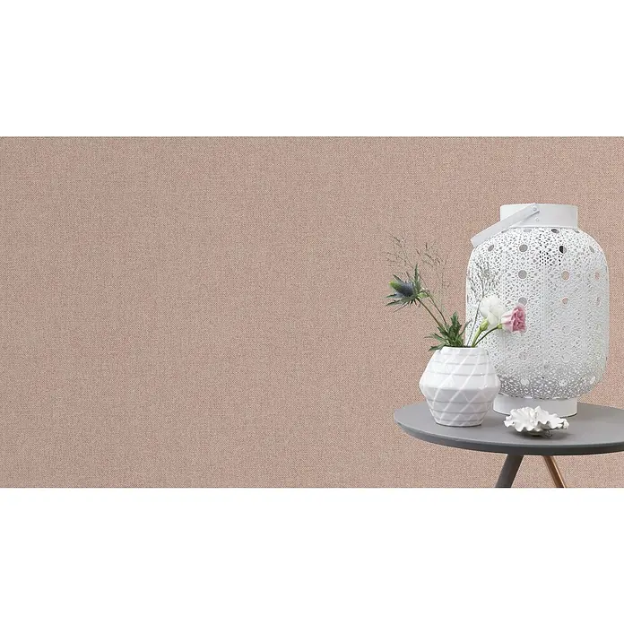 Rasch Color your life Vliestapete Uni-Struktur - Altrosa, Uni, 10,05 x 0,53 m - Nahaufnahme eines eleganten Tisches mit einer dekorativen Laterne und einer Vase mit Blumen, die eine ruhige und stilvolle Atmosphäre schaffen.
