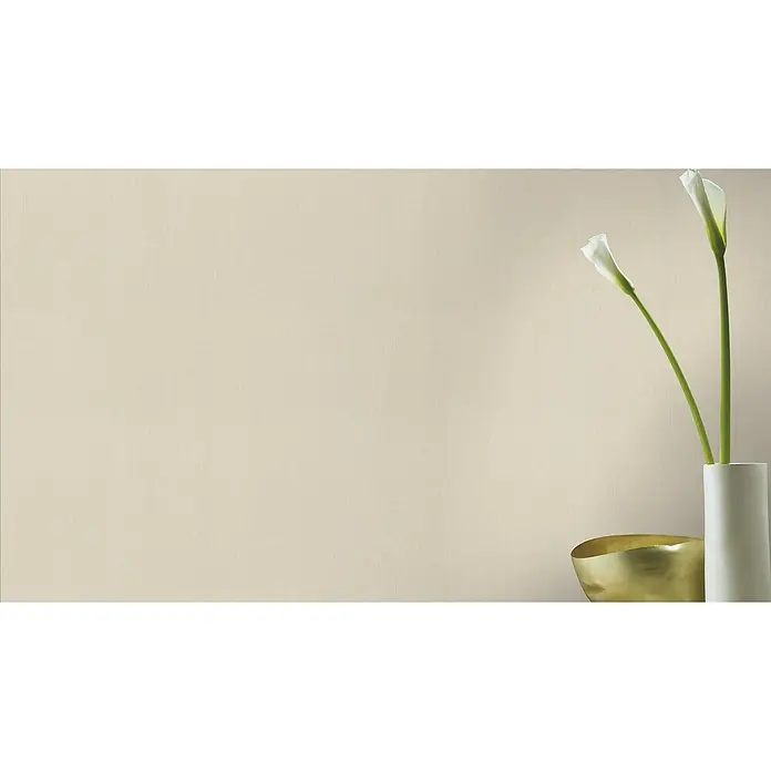 Rasch Wall Textures VI Vliestapete Textil-Uni - Dunkelbeige, Uni, 10,05 x 0,53 m - Nahaufnahme eines eleganten Interieurs mit weißen Calla-Lilien in einer stilvollen Vase und einer goldenen Schale vor einem sanften Hintergrund.