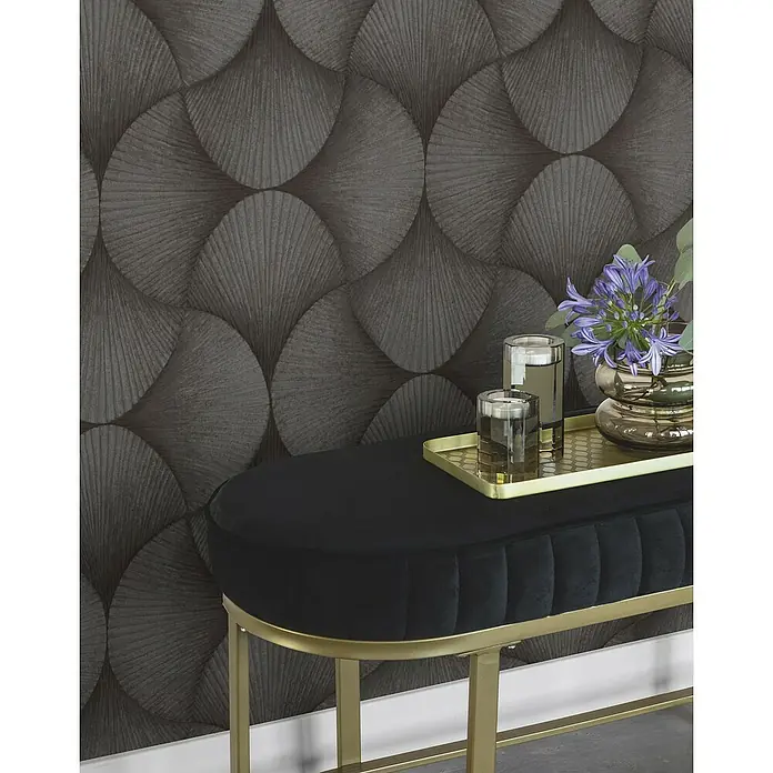 Rasch Sky Lounge Vliestapete Grafik groß - Graubraun, Grafisch, 10,05 x 0,53 m - Edle Sitzbank mit schwarzem Samtbezug und goldenem Gestell, perfekt für stilvolle Interieurs.