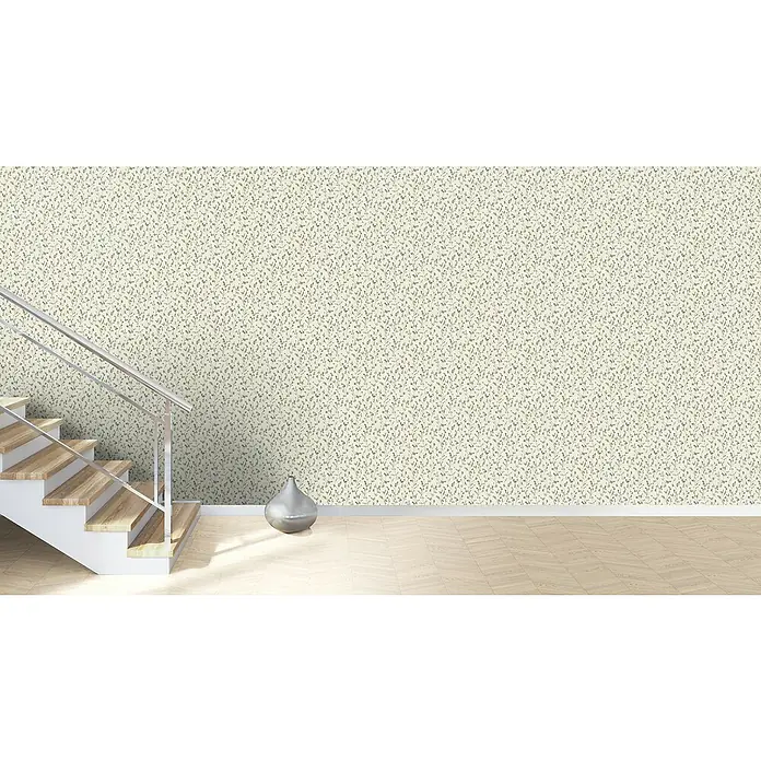 Rasch Country Charme Vliestapete Zweige - Dunkelgrün, Floral, 10,05 x 0,53 m - Das Bild zeigt ein modernes Treppenhaus mit hellen Holzstufen und einem silbernen Geländer, ergänzt durch eine stilvolle silberne Vase.