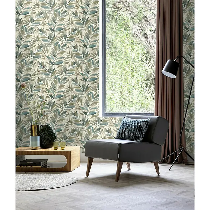 Rasch Symphony Vliestapete Blätter - Hellblau, Floral, 10,05 x 0,53 m - Einrichtungsidee mit einem stilvollen Sessel in Grau, einem Holztisch und einer eleganten Stehlampe vor einer floralen Tapete.