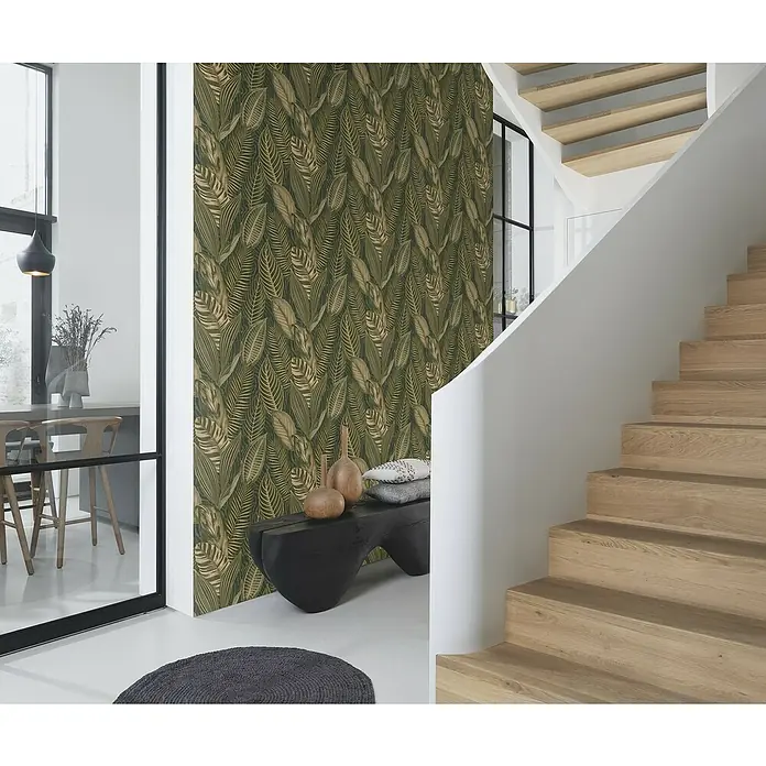 Rasch African Queen III Vliestapete Blätter - Dunkelgrün, Floral, 10,05 x 0,53 m - Einrichtungsidee mit einer Wandgestaltung mit grüner Blättertapete, die dem Raum einen natürlichen und stilvollen Look verleiht.