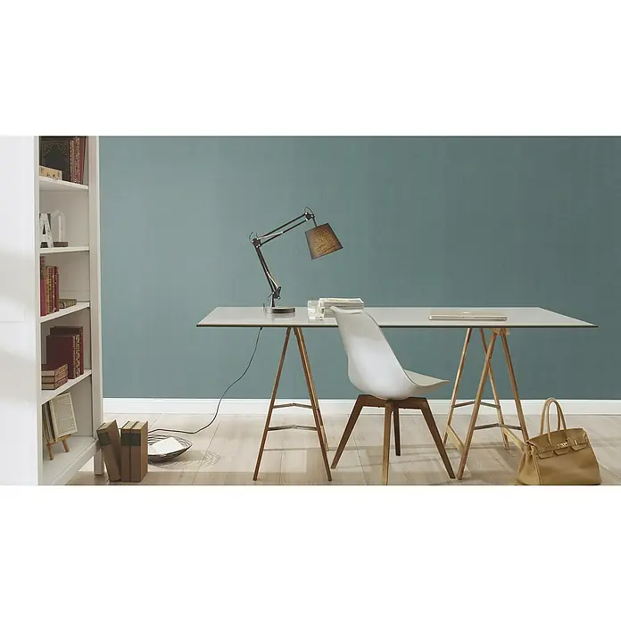 Rasch Color your life Vliestapete Uni-Struktur - Dunkelblaugrün, Uni, 10,05 x 0,53 m - Elegantes Arbeitszimmer mit Schreibtisch, Lampe, Bücherregal und stilvollem Stuhl, das ein modernes und komfortables Arbeitsumfeld bietet.