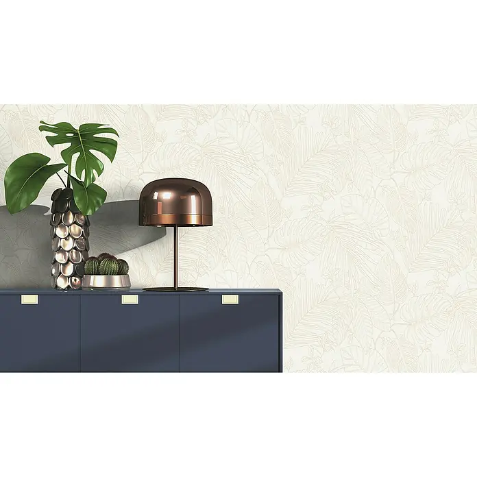 Rasch Color your life Vliestapete Blätter - Cremeweiß, Floral, 10,05 x 0,53 m - Nahaufnahme eines eleganten Schranks mit Pflanzen, einer Lampe und Dekor, die eine stilvolle und gemütliche Atmosphäre ausstrahlen.