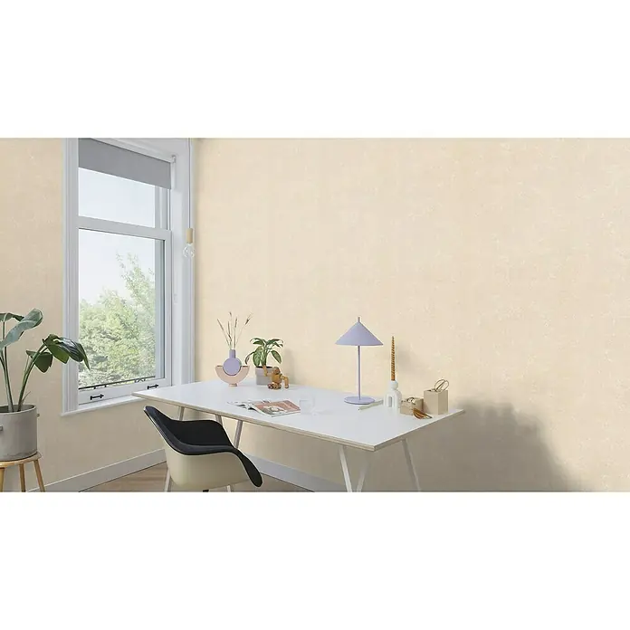 Rasch Factory V Vliestapete Metalloptik - Warmbeige, Uni, 10,05 x 0,53 m - Ein modernes Büro mit einem weißen Schreibtisch, einer Lampe und Pflanzen, die eine ruhige und produktive Arbeitsumgebung schaffen.