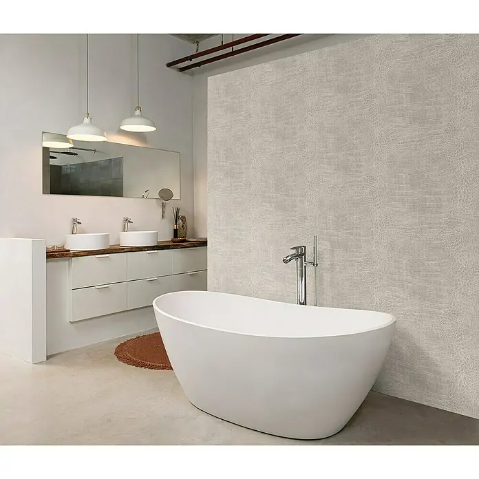 Rasch African Queen III Vliestapete Krokodilleder - Hellgrau, Lederoptik, 10,05 x 0,53 m - Elegante freistehende Badewanne in einem modernen Badezimmer mit stilvollem Waschbecken und Beleuchtung.