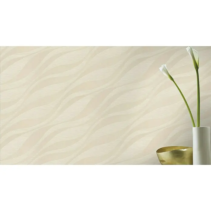 Rasch Sky Lounge Vliestapete Wellen - Champagner, Wellen, 10,05 x 0,53 m - Nahaufnahme eines beigen Hintergrunds mit gewelltem Muster und einer eleganten Blumenvase mit weißen Calla-Lilien.