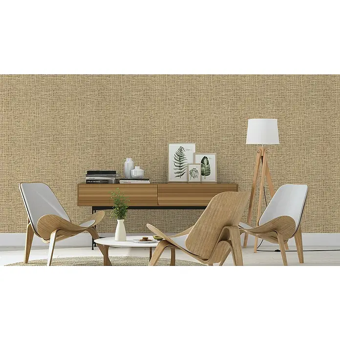 Rasch Symphony Vliestapete Modern - Ocker hell, Grafisch, 10,05 x 0,53 m - Einrichtungsidee mit einer Wand in einem natürlichen Braunton mit texturierter Tapete. Ein modernes, einladendes Ambiente mit lässigen Möbeln.