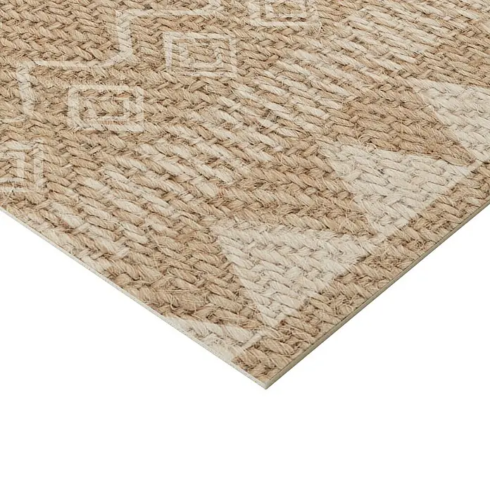 Alfombra de vinilo Telma - Natural, 110 x 48 cm, PVC - Primer plano de una textura tejida beige con patrones claros, mostrando un diseño rústico y elegante.