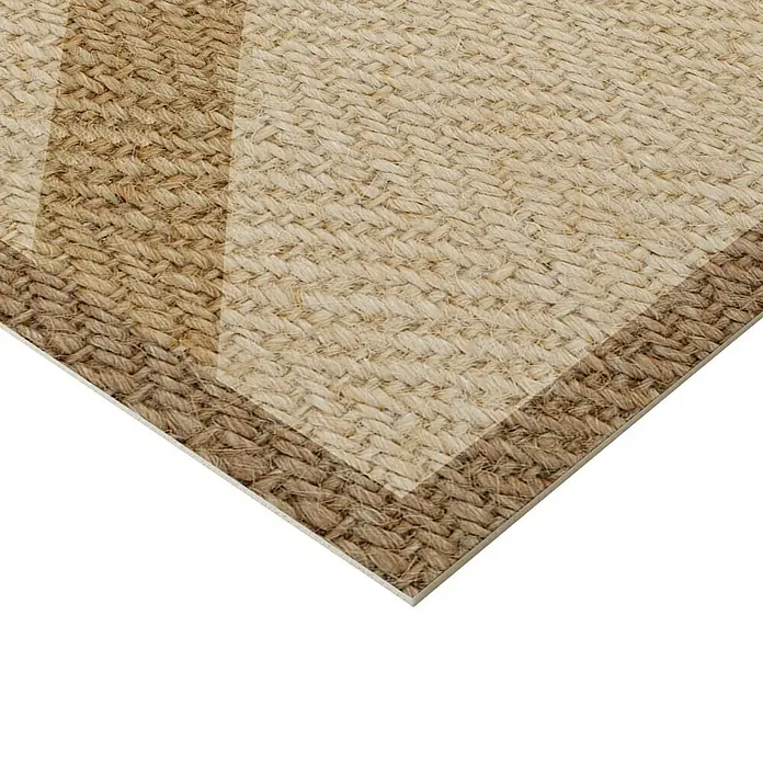 Alfombra de vinilo Carola - Natural, 110 x 48 cm, PVC - Primer plano de una baldosa de alfombra de sisal con textura natural y diseño duradero, ideal para espacios habitables modernos.