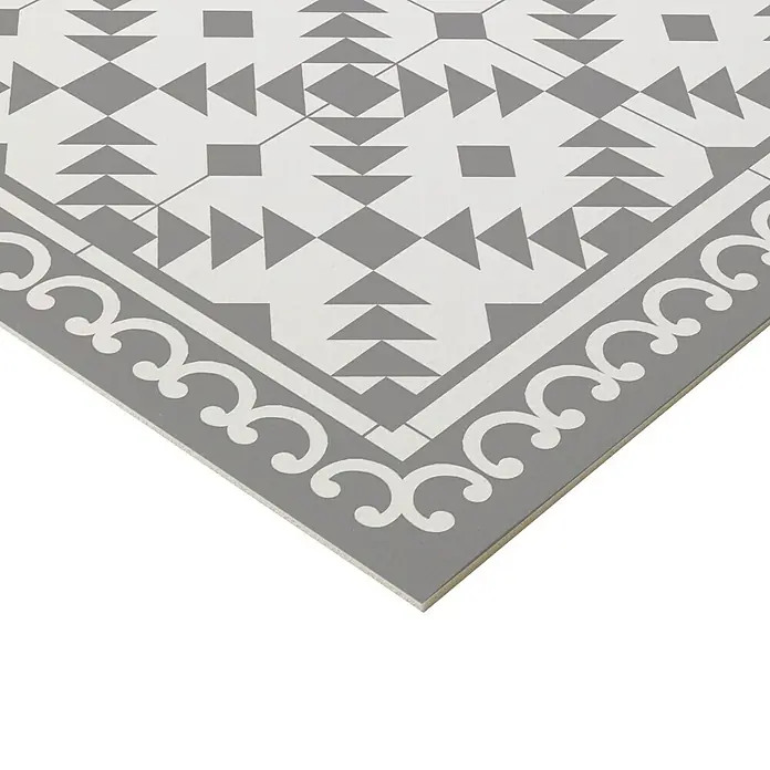 Alfombra de vinilo Buzz - Gris, 200 x 60 cm, PVC - Primer plano de una baldosa de suelo con patrón geométrico y borde decorativo. El patrón de la baldosa se compone de triángulos, cuadrados y delicados remolinos en gris y blanco.