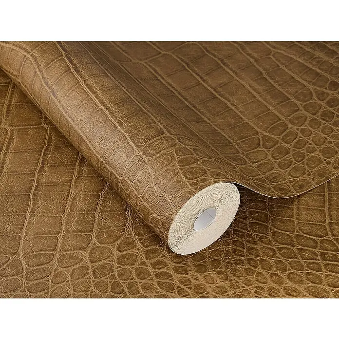 Rasch African Queen III Vliestapete Krokodilleder - Dunkelbraun, Lederoptik, 10,05 x 0,53 m - Nahaufnahme einer Rolle brauner Krokodilleder-Tapete, die ihre Textur und ihr Muster zeigt. Ideal für Interieurdesign-Projekte.