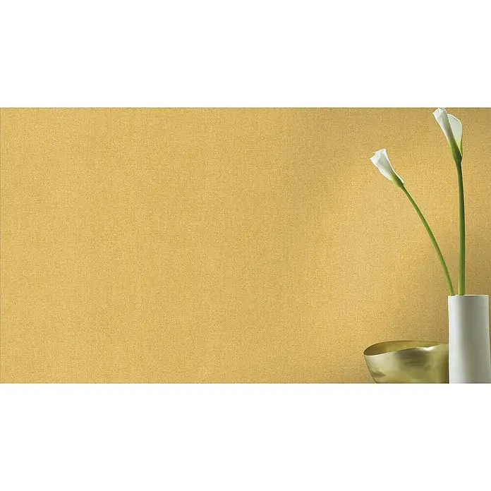Rasch Color your life Vliestapete Struktur-Uni - Ocker, Uni, 10,05 x 0,53 m - Elegante Nahaufnahme einer Textiltapete in Goldgelb, akzentuiert durch moderne Blumenarrangements und dekorative Schalen.