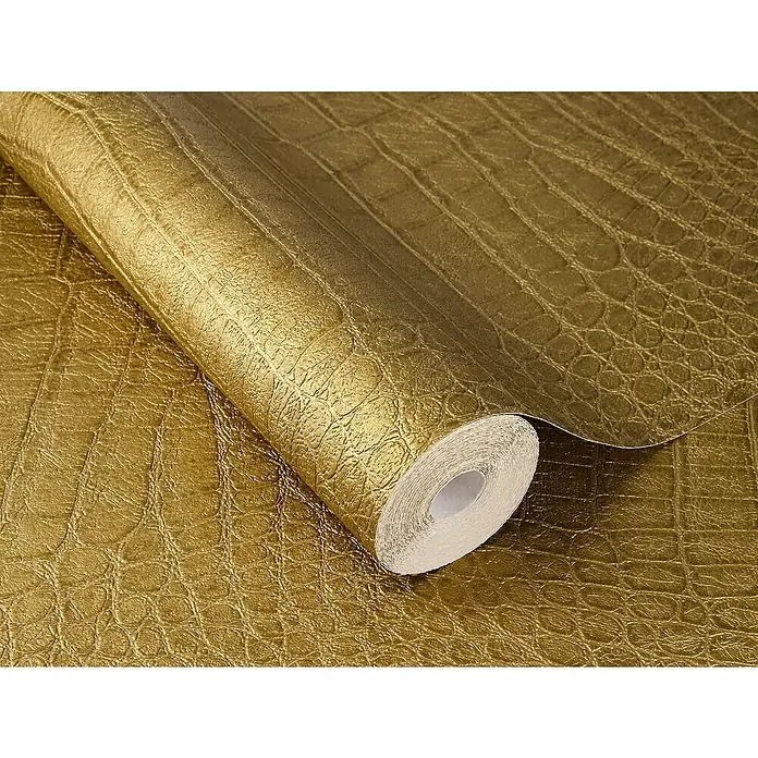 Rasch African Queen III Vliestapete Krokodilleder - Gold, Lederoptik, 10,05 x 0,53 m - Nahaufnahme einer Rolle goldener Vinyltapete mit Krokodilleder-Muster. Ideal zur stilvollen Wanddekoration.