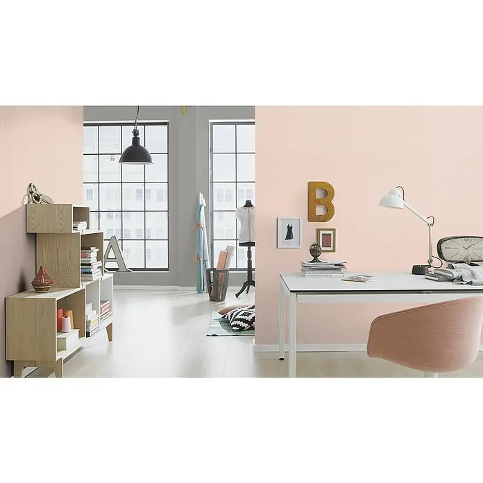 Rasch Country Charme Vliestapete Textil-Uni - Rosa, Uni, 10,05 x 0,53 m - Ein stilvolles Arbeitszimmer mit einem Schreibtisch, einer Lampe, einem Stuhl und einem Bücherregal, das ein modernes und einladendes Ambiente schafft.