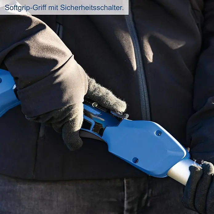 Scheppach IXES 20V Akku-Multitool C-PHTS410-X Set S - 1 Akku, Schnittlänge: 18 cm - Detailaufnahme eines blauen Gerätegriffs mit Softgrip und Sicherheitsschalter, gehalten von einer Person mit Handschuhen.