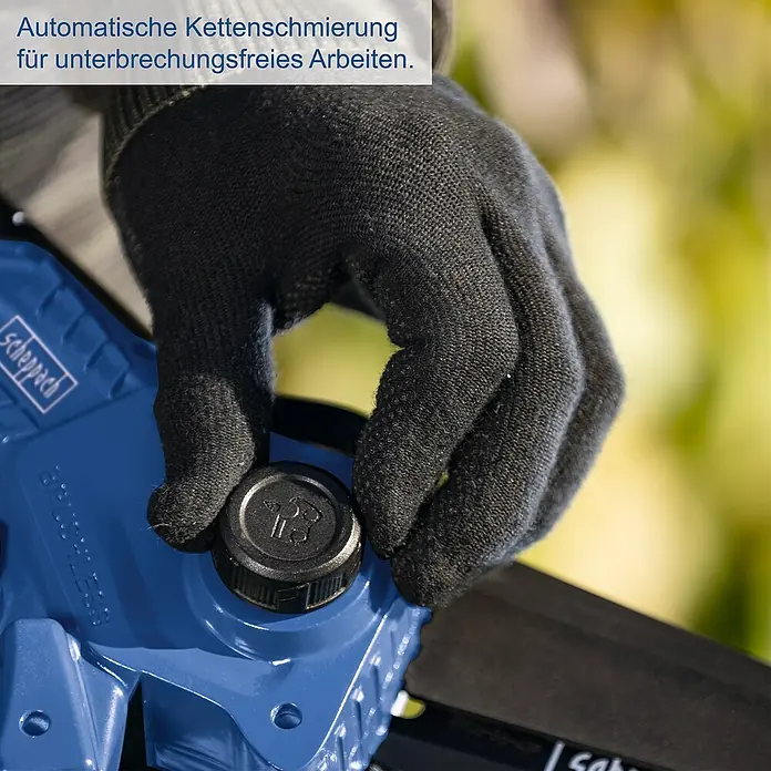 Scheppach IXES 20V Einhand-Akku-Kettensäge BC-PS150-X Set S - 20 V, 2 Ah, Li-Ionen, 1 Akku - Automatische Kettenschmierung für unterbrechungsfreies Arbeiten. Eine Hand mit Handschuh füllt Öl in eine Scheppach-Kettensäge.