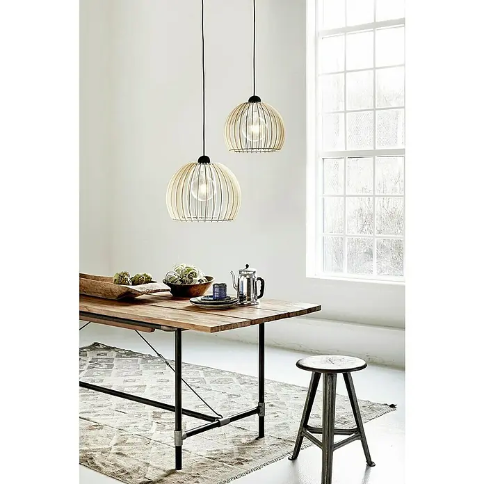 Nordlux Lámpara colgante redonda Chino - 60 W, Ø x Al: 25 x 250 cm, Natural, E27 - Lámparas colgantes con listones de madera sobre mesa de madera con vajilla y decoración, taburete rústico al lado.