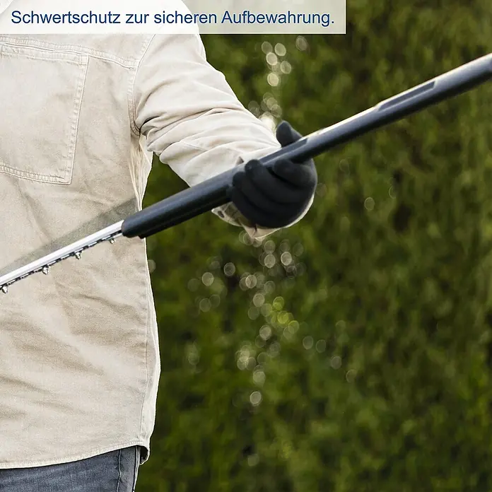 Scheppach IXES 20V Akku-Heckenschere C-HT570-X Set S - 20 V, Li-Ionen, 1 Akku, Schnittlänge: 51 cm - Bild einer Person, die eine Heckenschere mit Schwertschutz zur sicheren Aufbewahrung hält. Das Produkt sorgt für Sicherheit und Komfort.