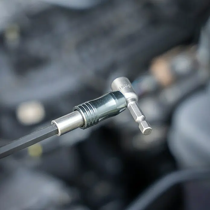 Wolfcraft Bithalter - Länge: 450 mm, ¼″ Sechskant - Nahaufnahme eines Sechskantschlüssels mit Verlängerung und 5mm Bit, ideal für Reparaturen im Kfz-Bereich und präzise Schraubarbeiten.