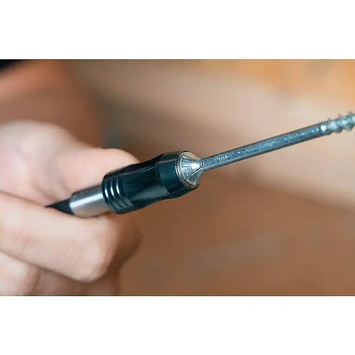 Wolfcraft Bithalter250 mm, Ringmagnet - Nahaufnahme eines Akkuschrauber-Bits, das einen Schraube hält, perfekt für Heimwerkerprojekte und Reparaturen im Haus.